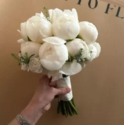 đặt bó hoa cưới cầm tay hoa mẫu đơn các mẫu khác nhau