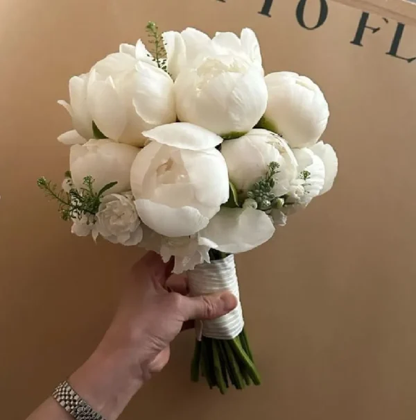 đặt bó hoa cưới cầm tay hoa mẫu đơn các mẫu khác nhau