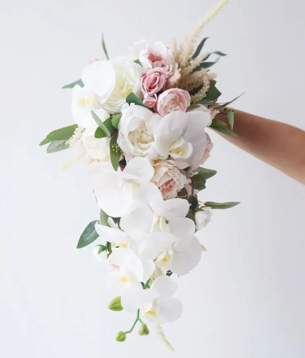 Hoa cưới cầm tay lan hồ điệp