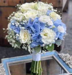 hoa cưới cẩm tú cầu và hoa hồng trắng