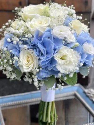 hoa cưới cẩm tú cầu và hoa hồng trắng