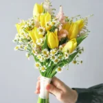hoa cưới tulip vàng cầm tay cô dâu