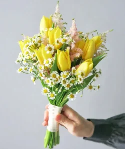 hoa cưới tulip vàng cầm tay cô dâu