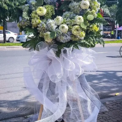 vong hoa sen trang tang le e1739109944589 33+ mẫu hoa đám tang hoa sen vòng hoa, kệ hoa