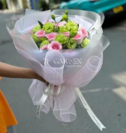 Hình ảnh hoa tươi và thông điệp sinh nhật vợ.