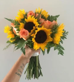 hoa cưới cầm tay hoa hướng dương