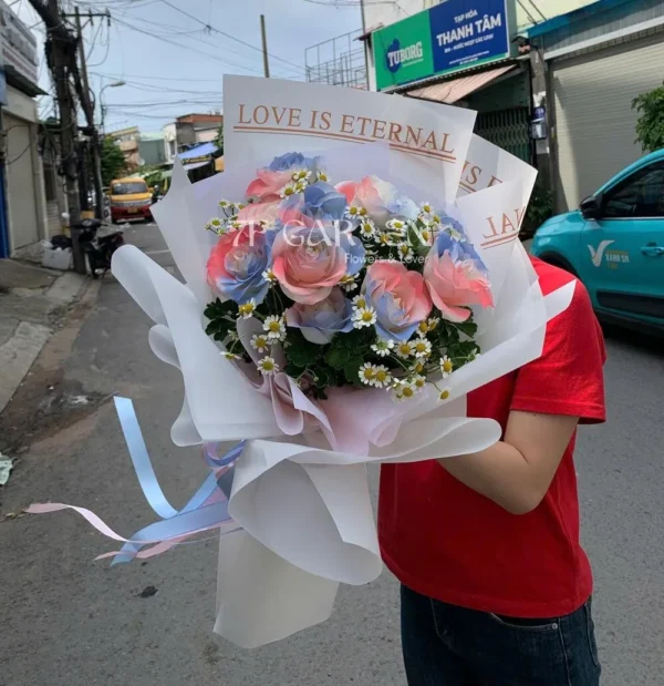 Bó hoa Yêu Thương sang trọng, hoàn hảo để tặng trong các dịp đặc biệt như lễ tình nhân hay kỷ niệm ngày cưới. Bó hoa Yêu Thương sang trọng, hoàn hảo để tặng trong các dịp đặc biệt như lễ tình nhân hay kỷ niệm ngày cưới.