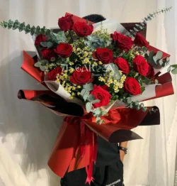 Bó hoa Yêu Thương với sắc đỏ mãnh liệt và quyến rũ, kết hợp giữa hoa hồng đỏ và hoa baby trắng
