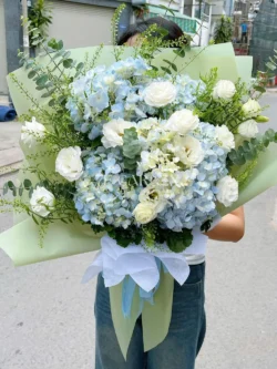Bó hoa Yêu Thương sang trọng, hoàn hảo để tặng trong các dịp đặc biệt như lễ tình nhân hay kỷ niệm, sinh nhật
