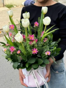 Cận cảnh giỏ hoa Yêu Thương, nổi bật với hoa tulip trắng hồng tươi thắm và cỏ đồng tiền