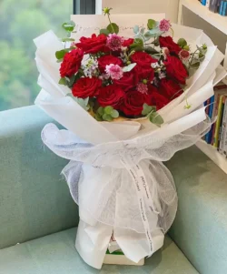 Bó hoa đón sân bay cho người yêu nam, nữ bạn trai bạn gái