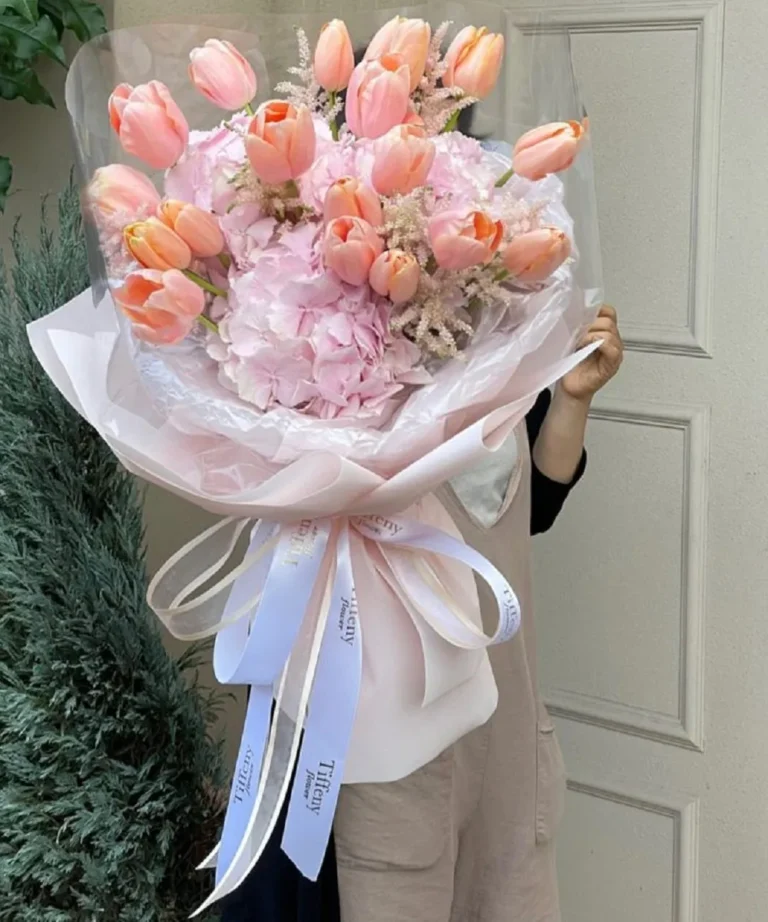 bó tulip 15 bông và cẩm tú cầu nhập khẩu