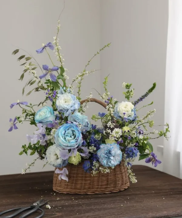 Giỏ hoa hồng xanh dương đẹp tinh tế