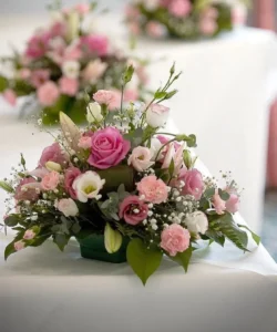 đặt hoa để bàn ký kết