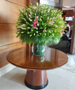 Mẫu hoa để quầy lễ tân