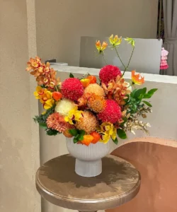 Bình hoa cúc mẫu đơn đỏ