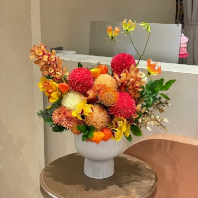 Bình hoa cúc mẫu đơn đỏ