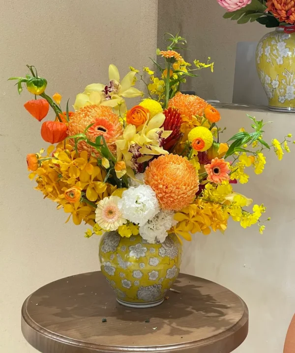 Bình hoa cúc mẫu đơn cam