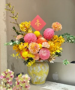 Bình hoa cúc mẫu đơn vàng