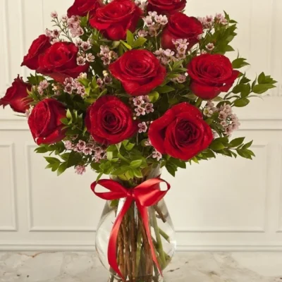 Bình hoa hồng đỏ