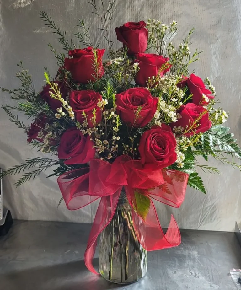 Bình hoa hồng đỏ sang trọng