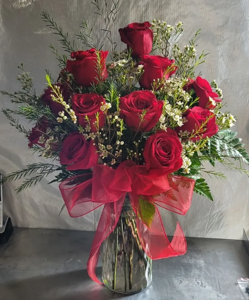 Bình hoa hồng đỏ sang trọng