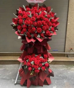 mẫu kệ hoa khai trương kiểu truyền thống với hoa đồng tiền đỏ