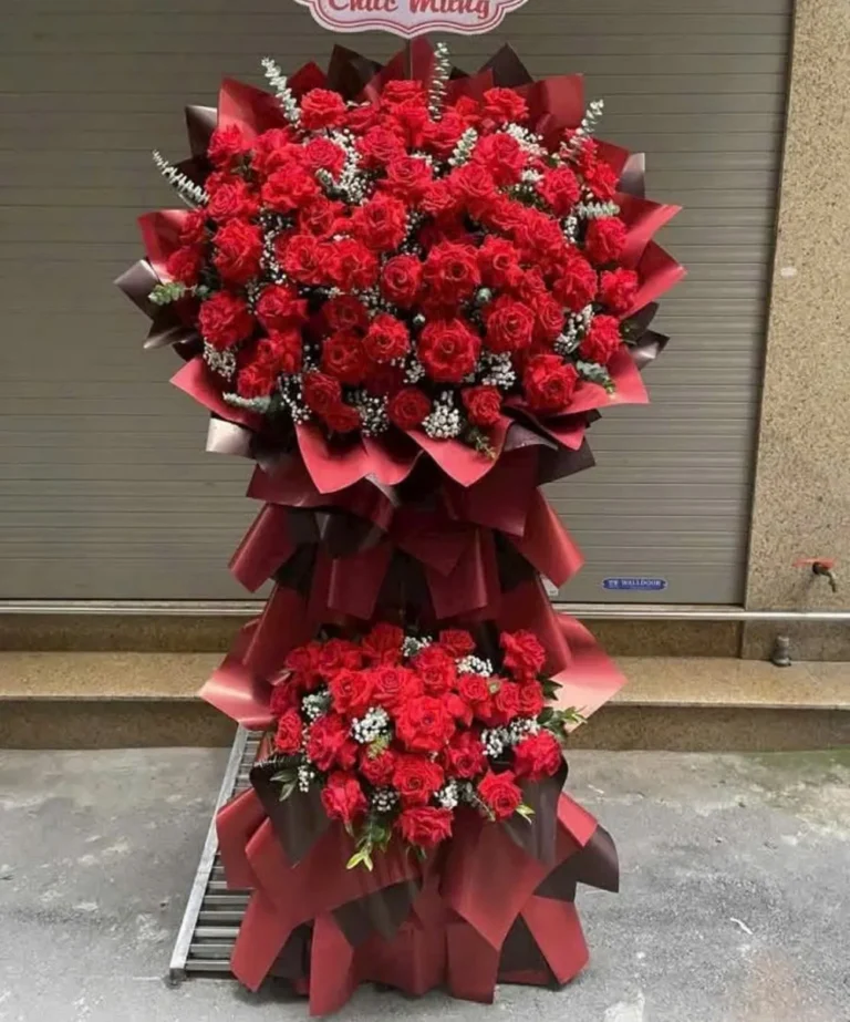 mẫu kệ hoa khai trương kiểu truyền thống với hoa đồng tiền đỏ