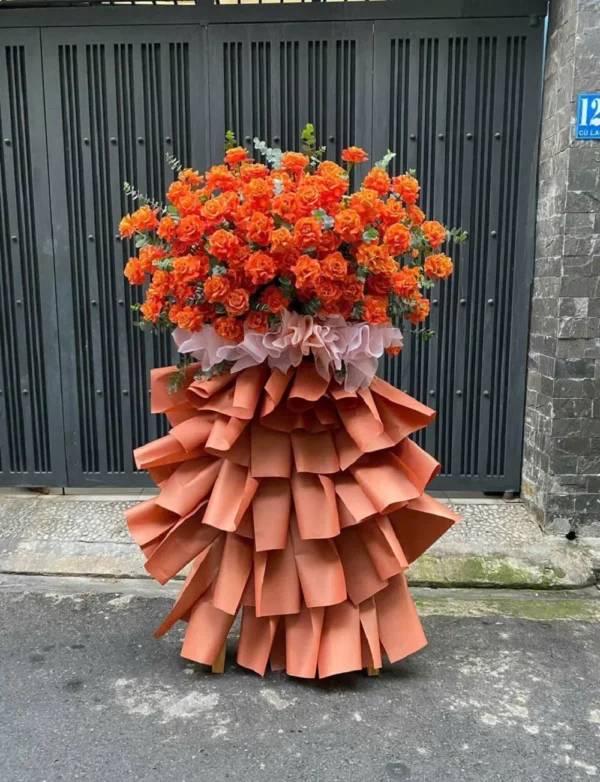 mẫu kệ hoa khai trương theo phong cách truyền thống với hoa hồng cam