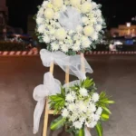 đặt vòng hoa viếng người già