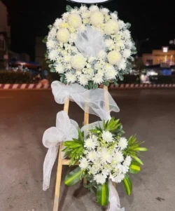 đặt vòng hoa viếng người già