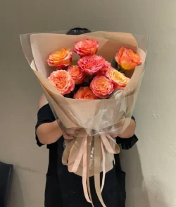 Bó hoa hồng màu cam cháy