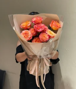 Bó hoa hồng màu cam cháy