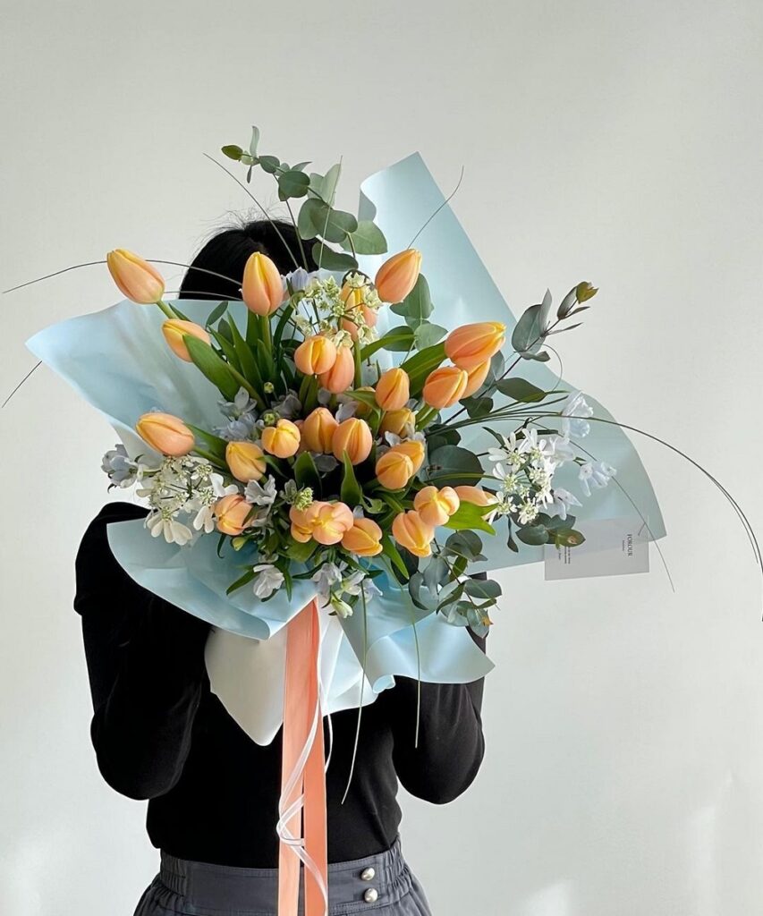 mẫu bó hoa tulip cam đẹp ý nghĩa