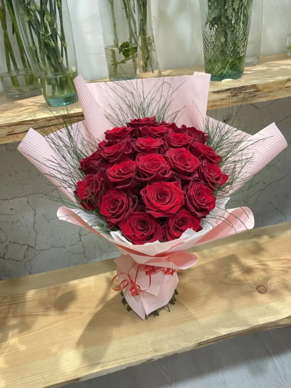 Các mẫu bó hoa hồng tặng tốt nghiệp màu đỏ - Ảnh 2