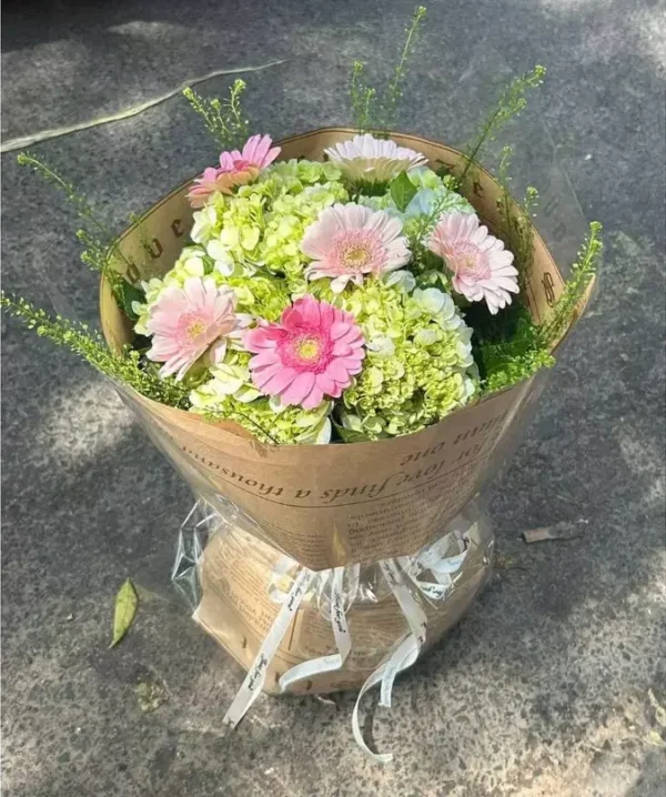 Bó hoa cẩm tú cầu màu xanh bơ gói giấy báo