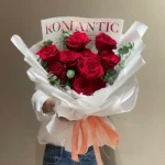 mẫu bó hoa hồng đỏ 10 bông gói giấy trắng