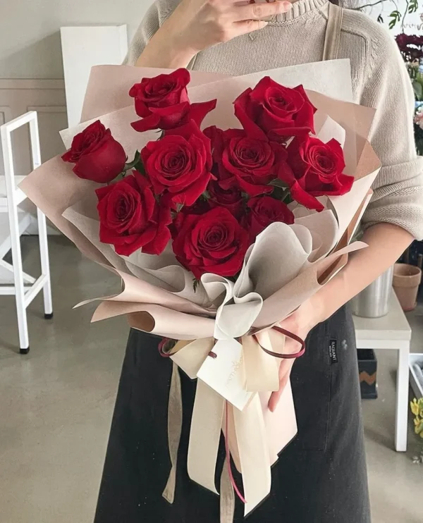 mẫu bó hoa hồng đỏ 10 bông gói giấy báo