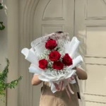 Bó hoa hồng đỏ 5 bông gói giấy trắng