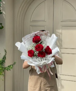 Bó hoa hồng đỏ 5 bông gói giấy trắng
