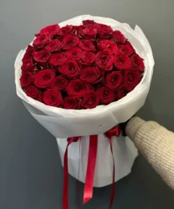 bó hoa hồng đỏ 50 bông gói giấy trắng
