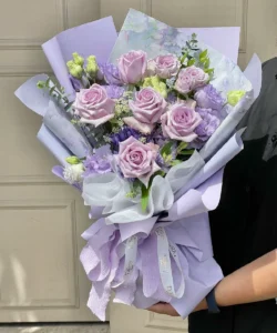 bó hoa hồng tone màu tím