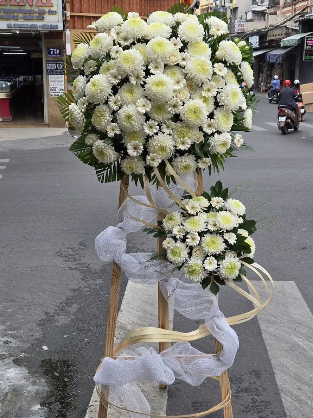shop hoa 7f garden có nhiều mẫu vòng hoa tang lễ phù hợp cho mọi hoàn cảnh