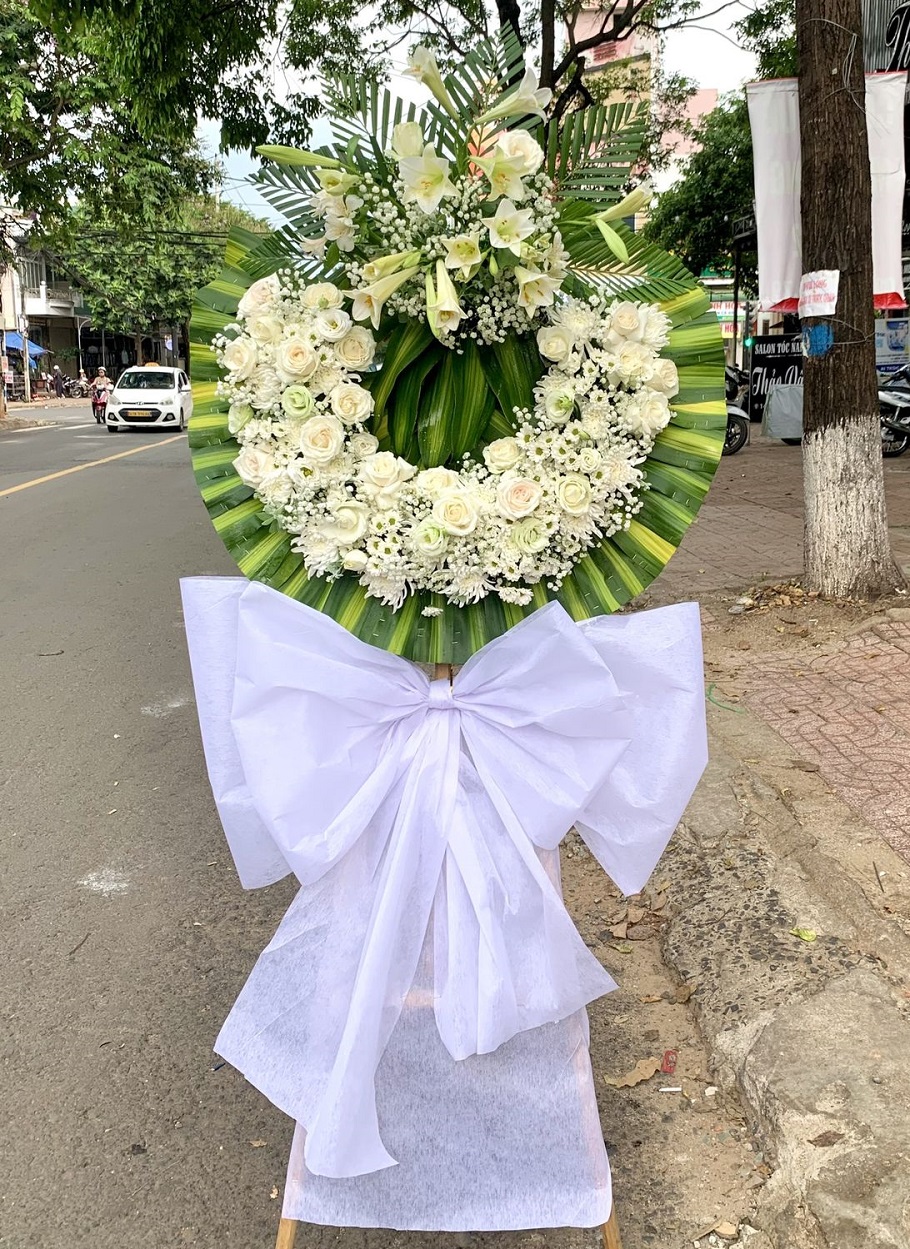 hoa viếng đám tang màu trắng là màu phổ biến nhất