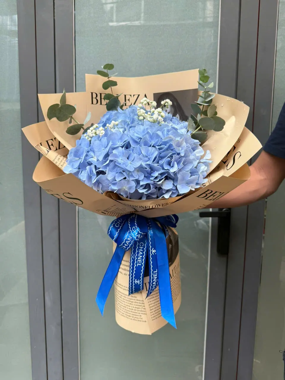 Bó hoa cẩm tú cầu giấy báo mix hoa baby hoặc cúc tana theo yêu cầu của khách hàng